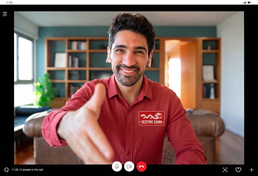 persona haciendo videollamada