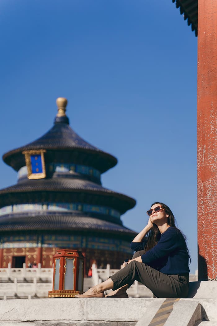 foto de una chica posandn en Beijing