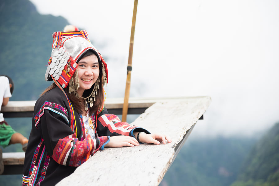 mujer contemplando vista en Yunnen, China