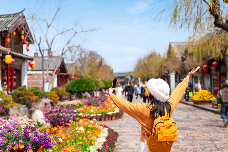 mujer haciendo turismo en Yunnan, China
